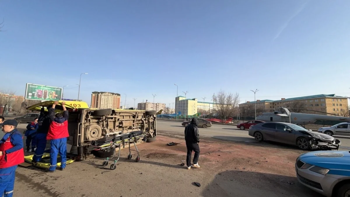 Ақтөбеде жүкті әйелді алып бара жатқан жедел жәрдем көлігі аударылып қалды