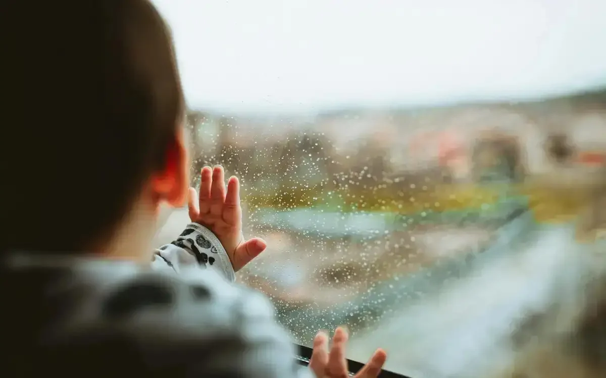 Құтқарушылар балалардың терезеден құлау қаупі туралы ескертті