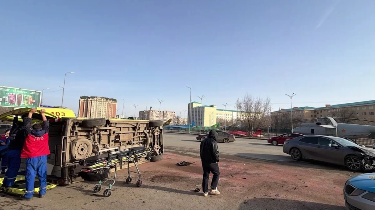Жүкті әйелді алып бара жатқан жедел жәрдем көлігі аударылып қалды