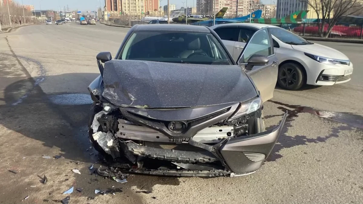 Машина «Скорой помощи» с беременной пациенткой перевернулась в Актобе