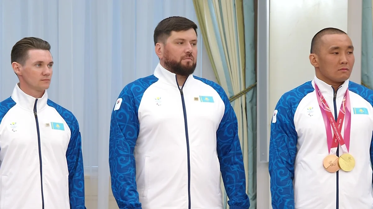 Глава государства наградил чемпиона ХІV зимних Паралимпийских игр Ербола Хамитова