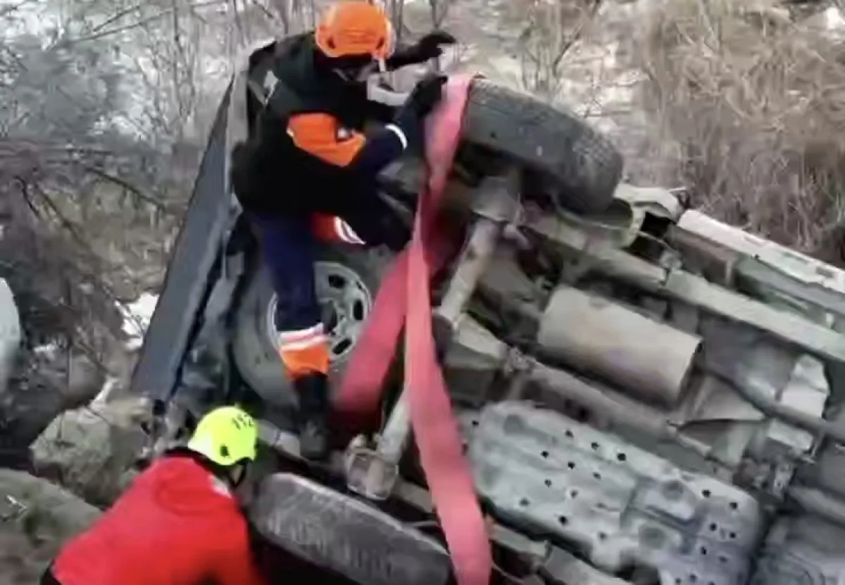 Алматинские спасатели эвакуировали авто из горной реки