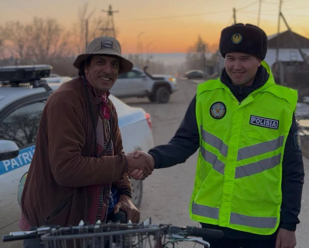 ШҚО-да полицейлер шетелдік велосаяхатшыға көмектесті