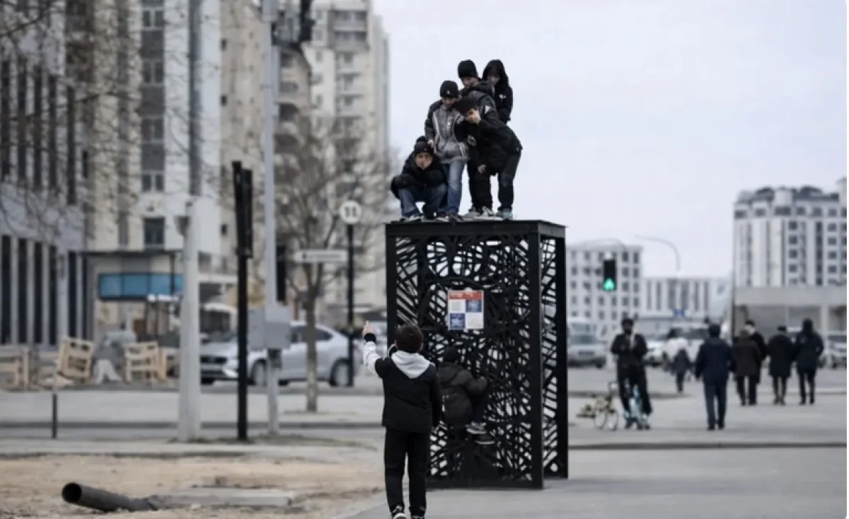 Подростки превратили новые городские инсталляции в опасный аттракцион в Актау
