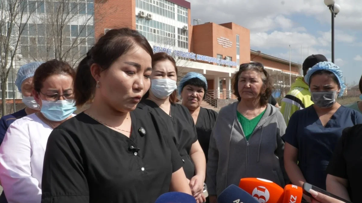 Атырауда облыстық инфекциялық аурухана лаборанттары үстемақы төлеуді талап етті