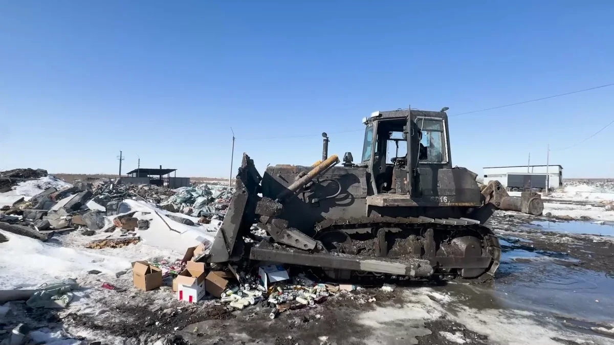 600 литров нелегального алкоголя раздавили бульдозером в Петропавловске