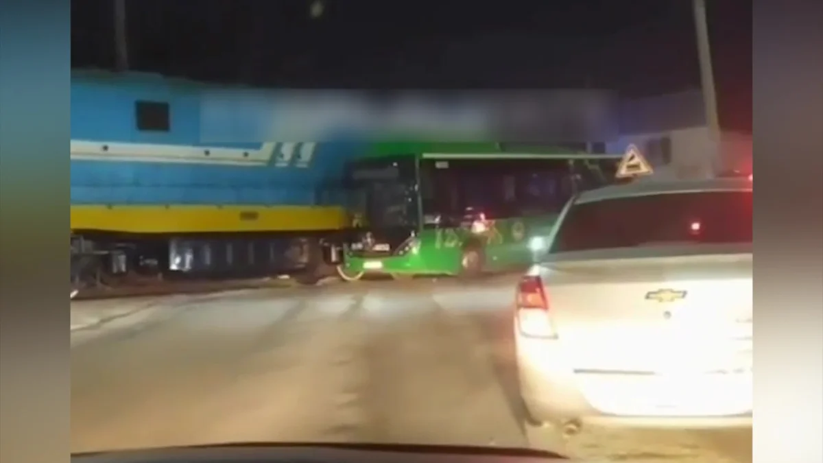 Алматы облысында пойыз жолаушылар отырған автобусқа соғылды