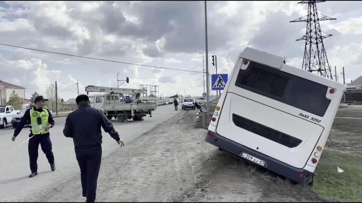 Пассажирский автобус столкнулся со школьным в ЗКО: есть пострадавшие