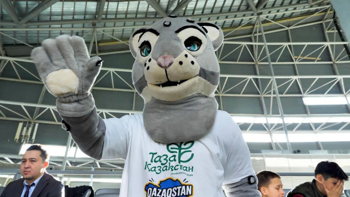 Юные столичные футболисты провели экоакцию на матче сборных Казахстана и Коморских островов