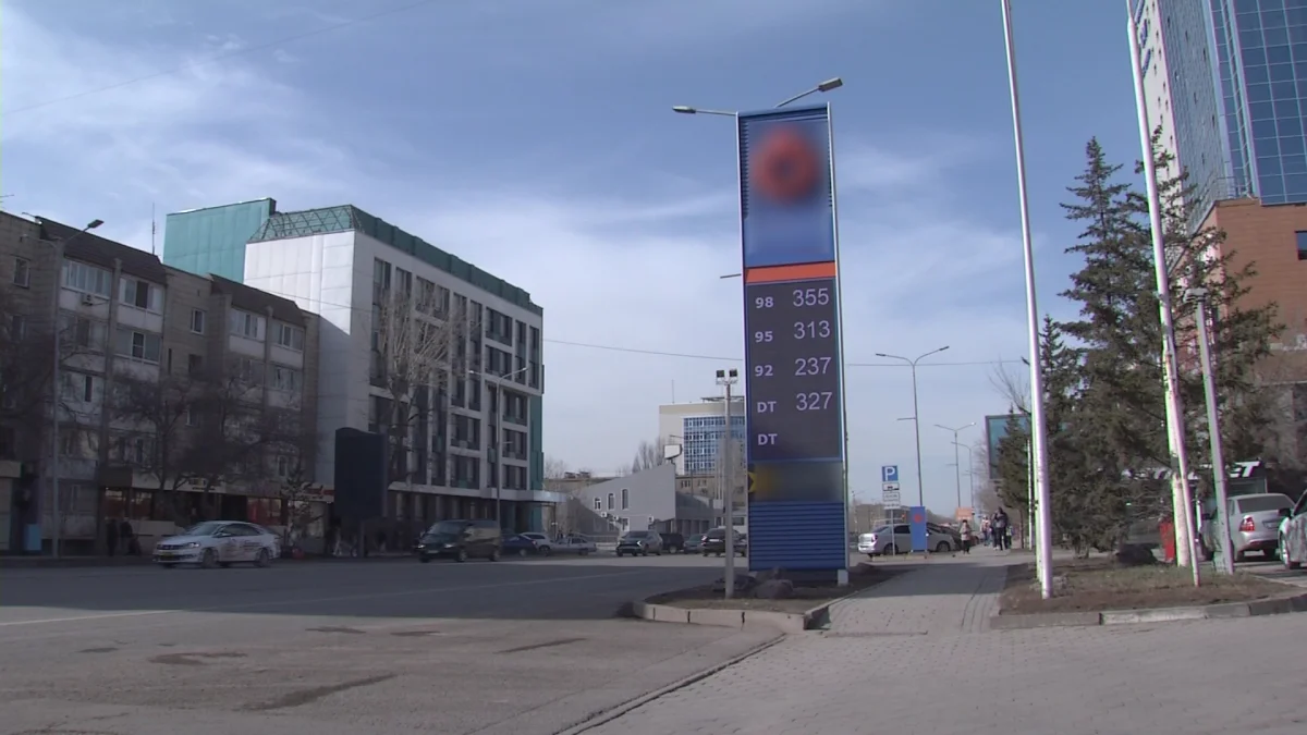 На один тенге ежемесячно будет дорожать бензин в Казахстане