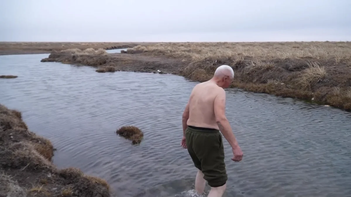 80-летний карагандинец купается в ледяной реке и ходит босиком по снегу ежедневно преодолевая десятки километров по степи