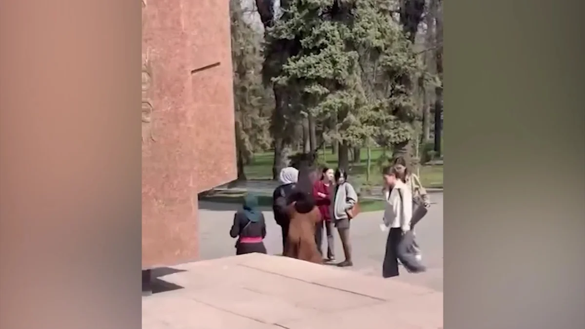 Нападали на людей и отбирали вещи: группу девочек-подростков задержали в Алматы