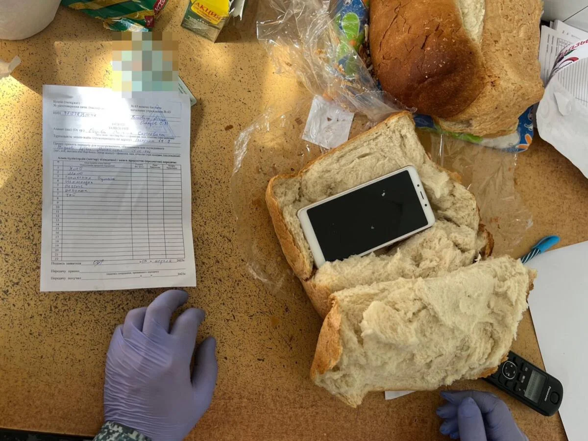 Смартфон запекли в хлебе, чтобы передать заключенным в Павлодарской области