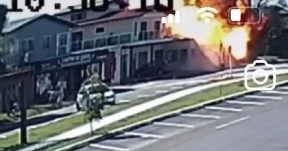 Ұшақ үйге құлап, үш адам қаза тапты