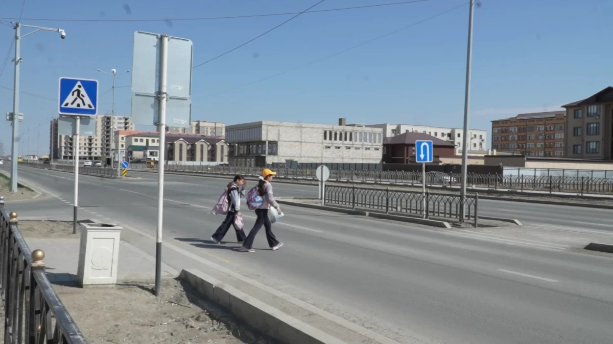 Атырауда мектепке бара жатқан 8 жасар қызды жүргіншілер жолында көлік қағып кетті