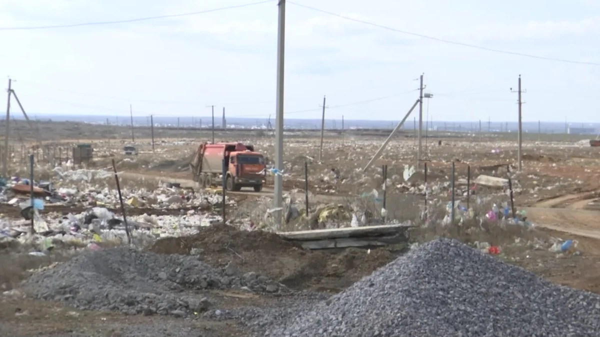 Ақтөбеде қоқыс полигонындағы қалдықтар айналаға ұшып, тұрғындардың алаңдаушылығын туғызуда