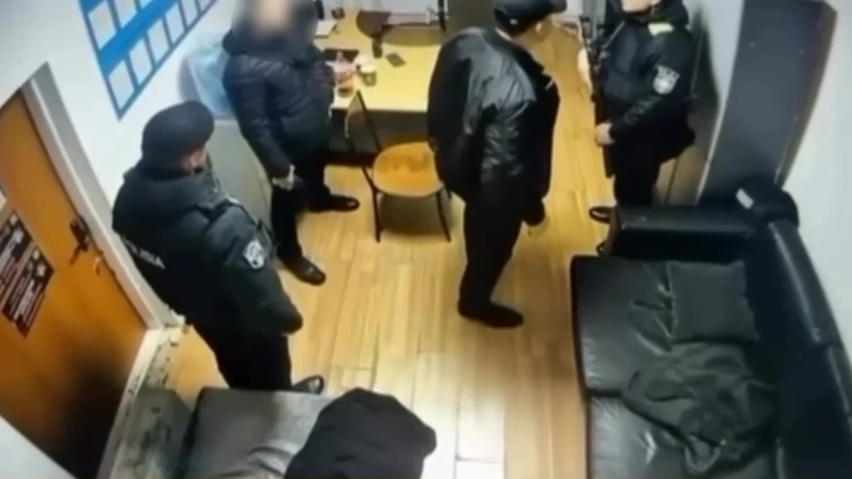 Атырауда полицей қарамағындағы қызметкерлерді балағаттап, күш қолданған