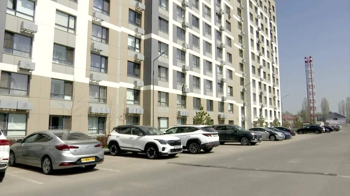 Алматыда тұрғындар сатып алған тұрақ орнына көше салынбақ