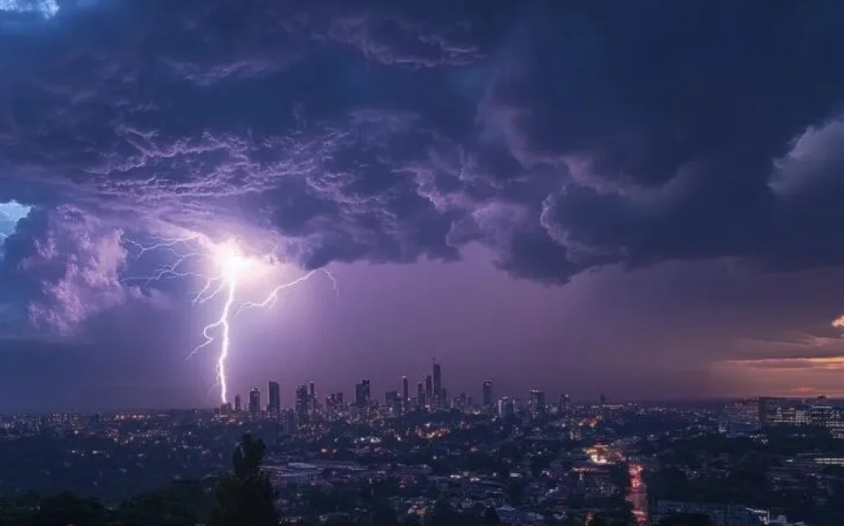 Грозы, бури, пожары: МЧС предупредило о непогоде