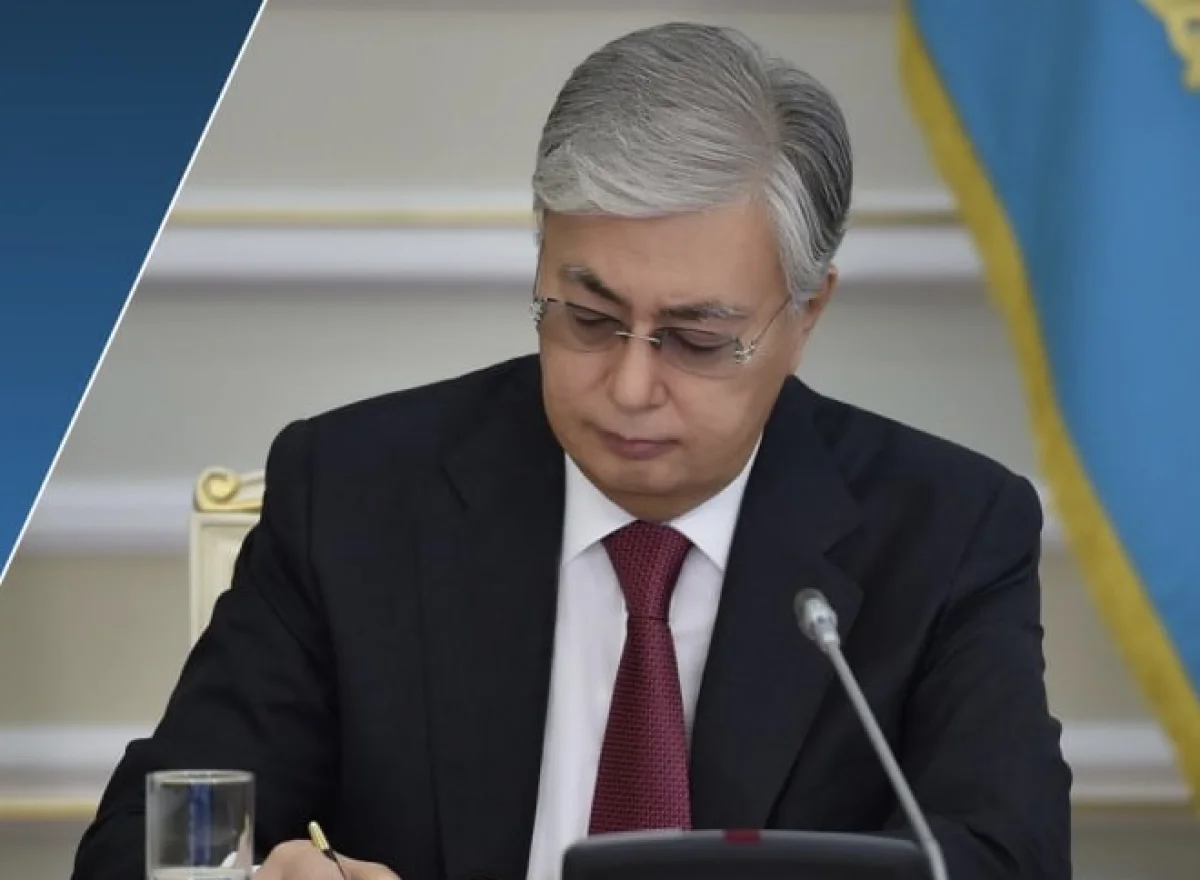 Глава государства наградил известных ученых