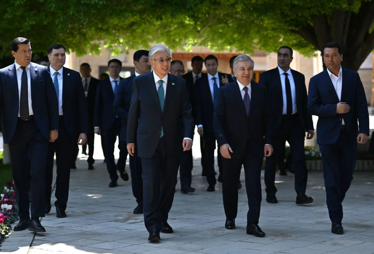 Рабочая поездка Президента Казахстана в Узбекистан началась с посещения мавзолея XVI века