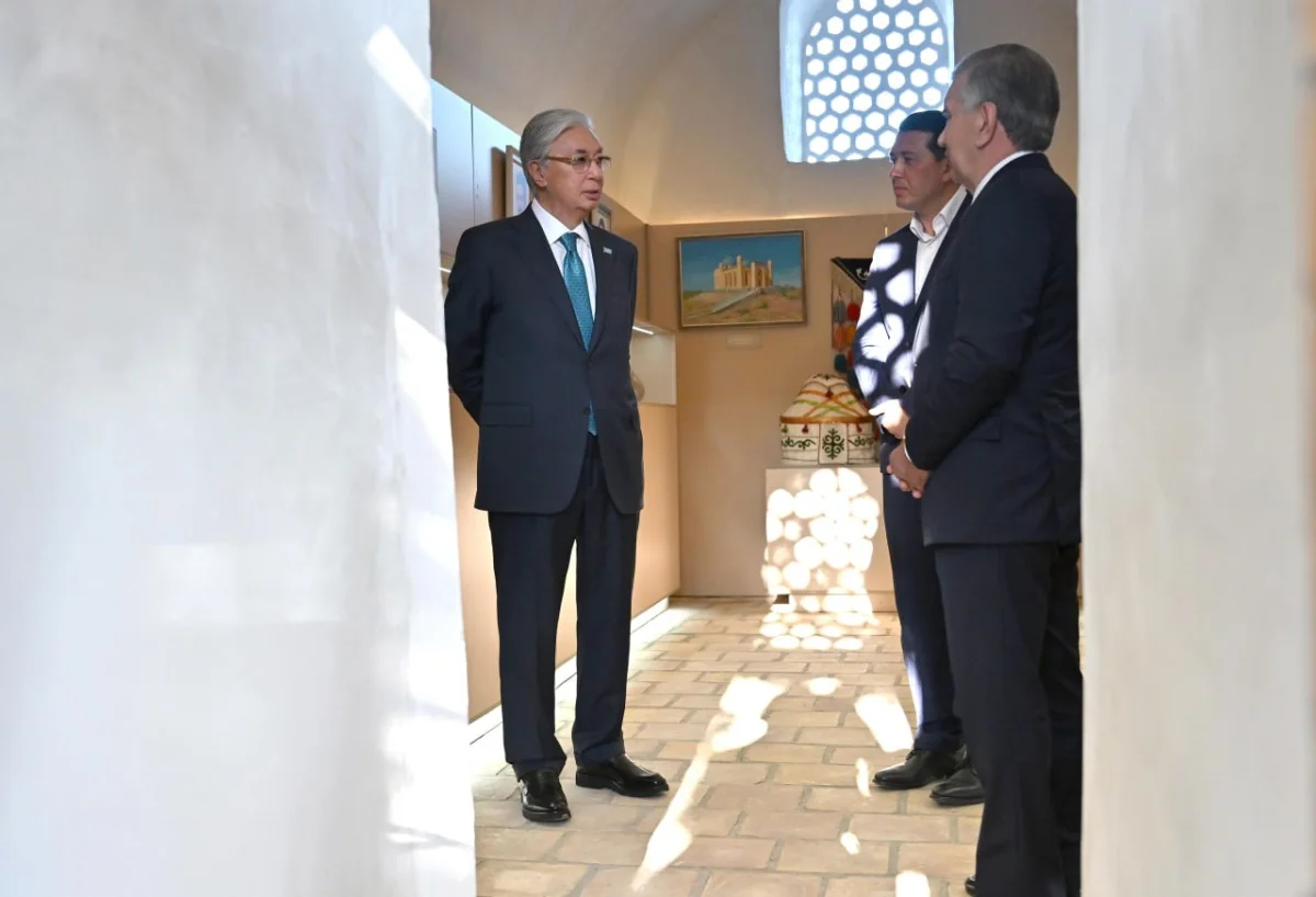 Токаеву показали келью Машхура Жусупа в медресе Бухары