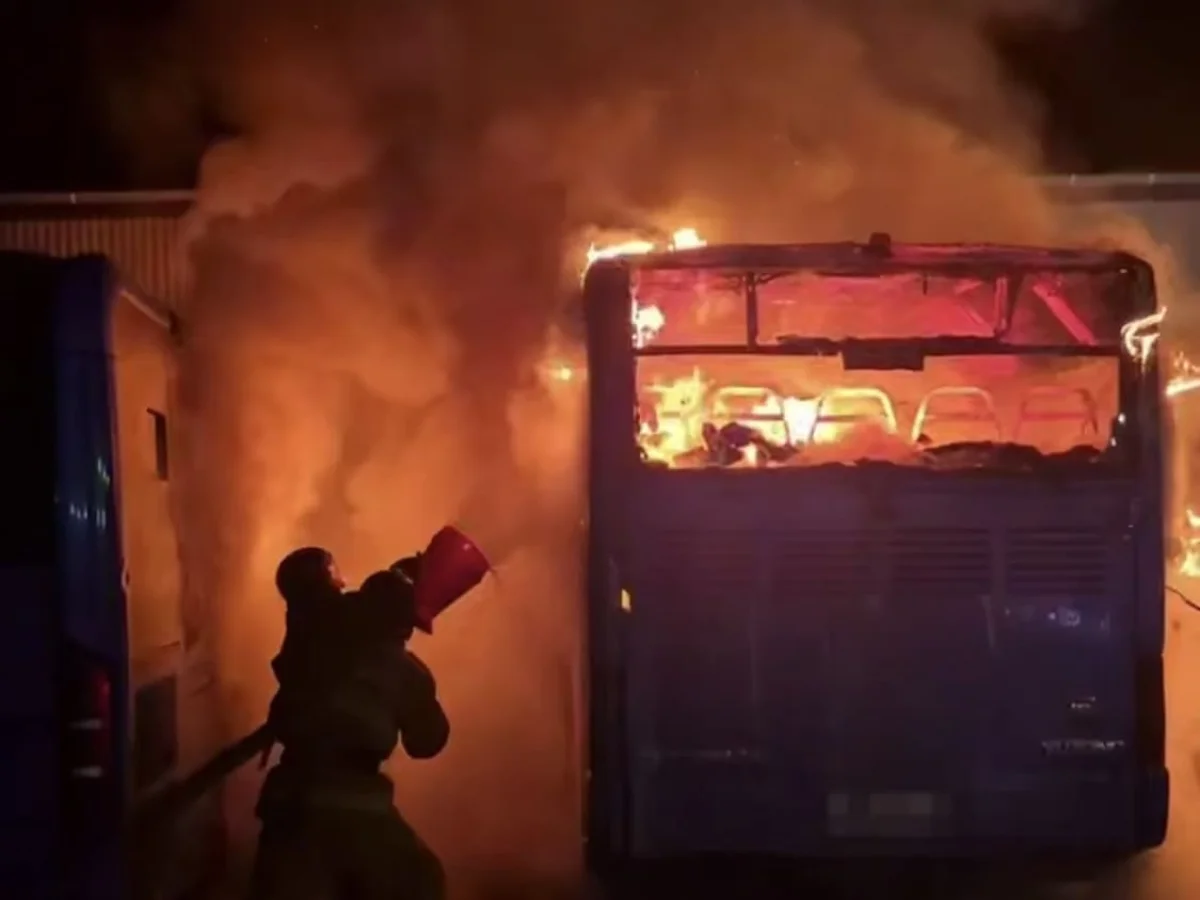 Пожар уничтожил три автобуса в Шахтинске
