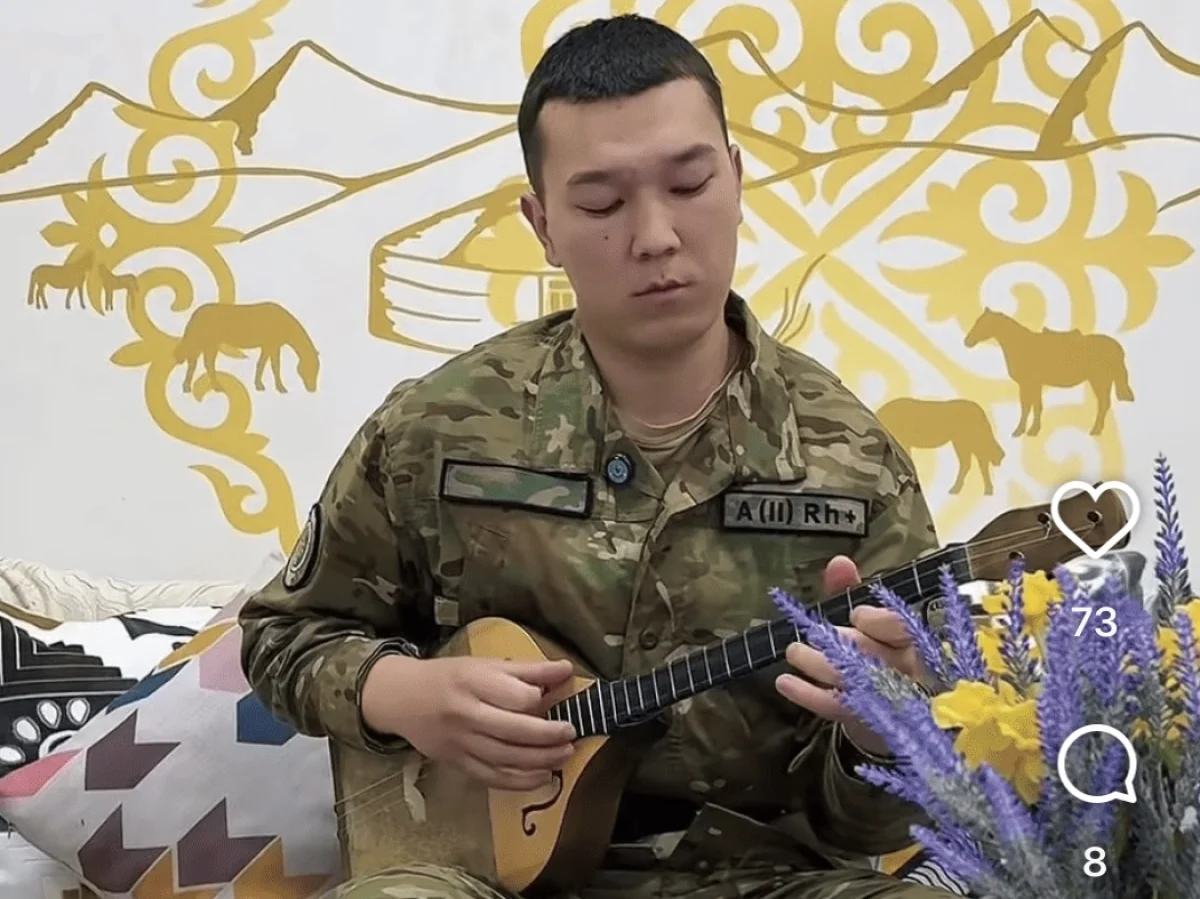 Нацгвардеец играет на 11 музыкальных инструментах