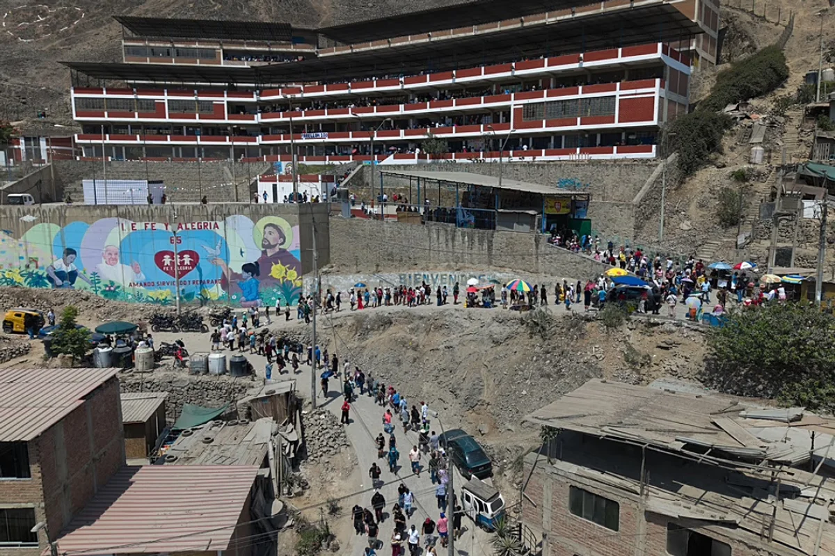 Президентские выборы в Перу продлили на день из-за технического сбоя