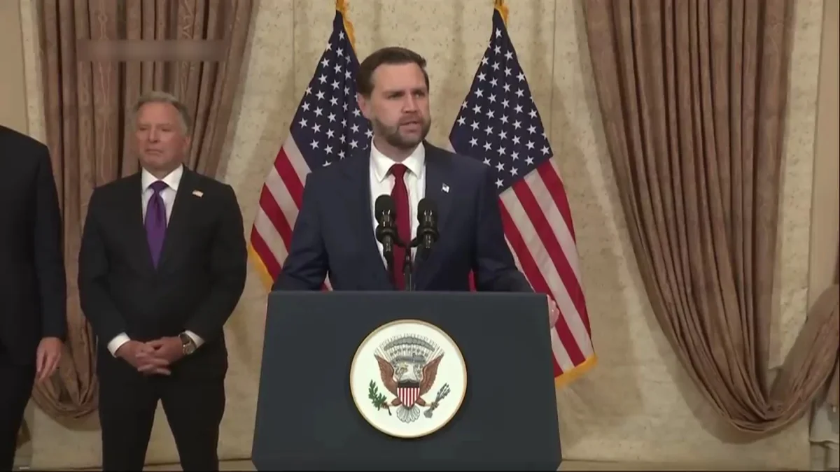 Трамп: «Ормуз бұғазын өзіміз бұғаттаймыз»