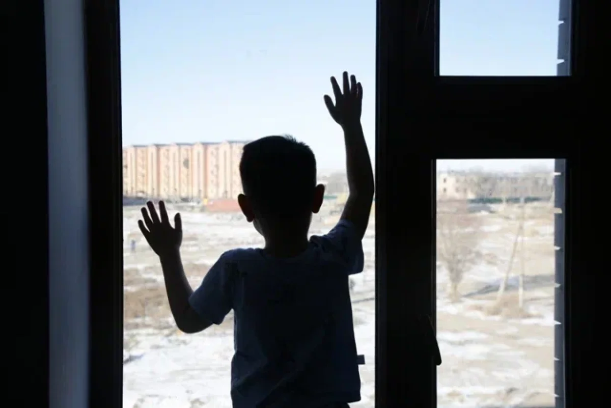 5 жасар бала терезеден құлап кетті