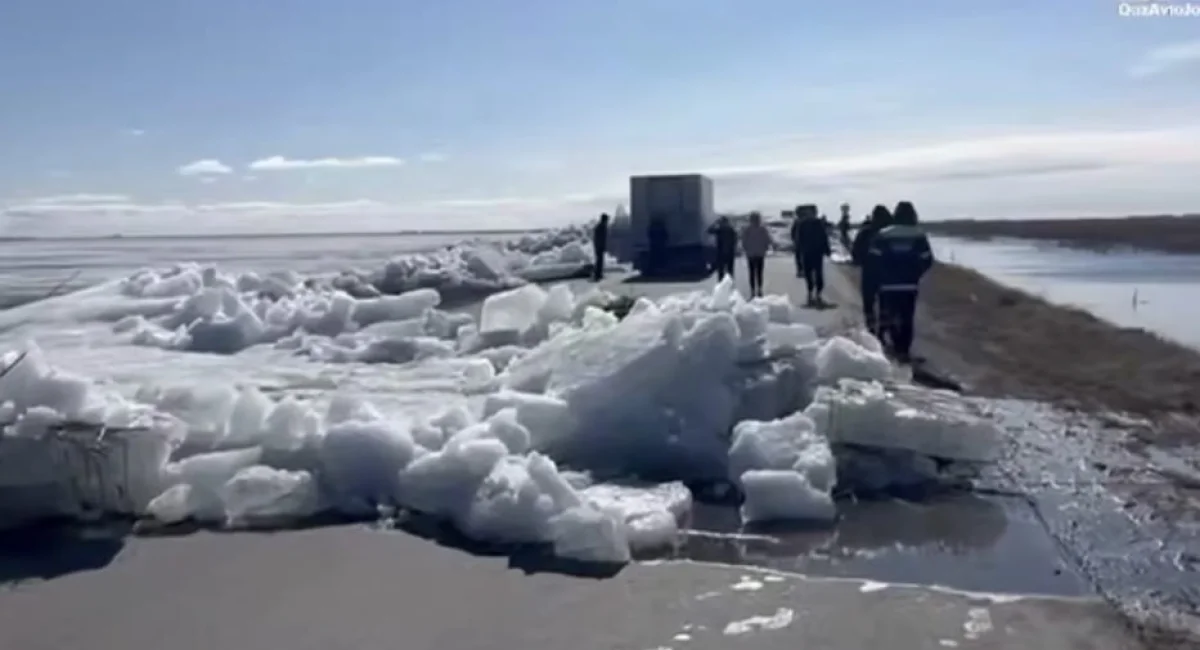 Айсберги перекрыли трассу в Казахстане (ВИДЕО)