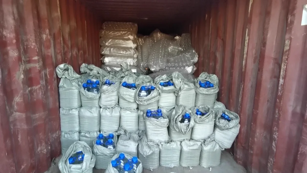 Самую крупную с начала года партию суррогатного алкоголя изъяли в Петропавловске