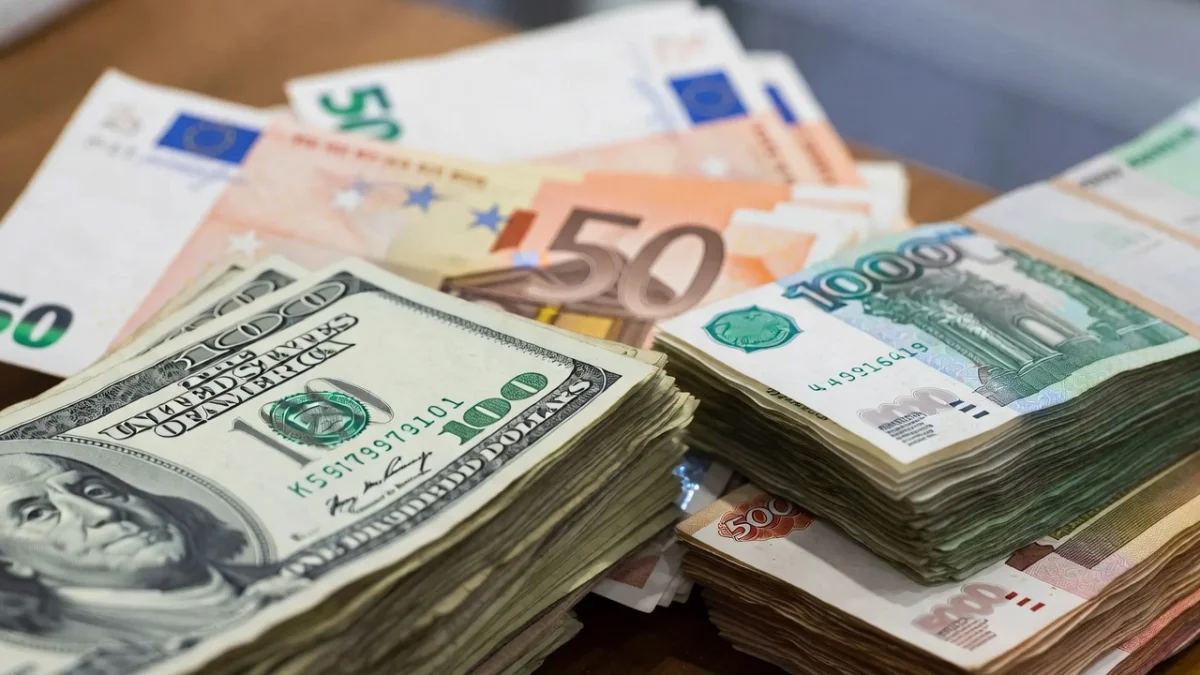 Курс скачет, деньги тают: казахстанцы теряют тысячи тенге на обмене валют