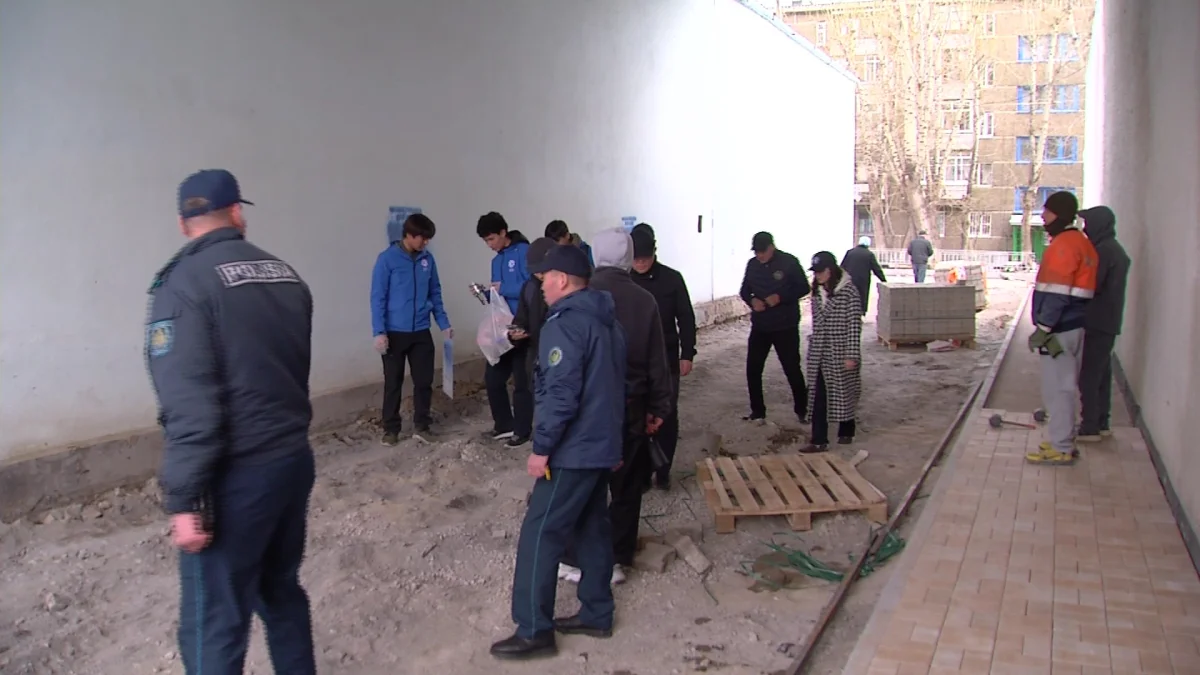 В столице устраняют граффити с рекламой наркотиков