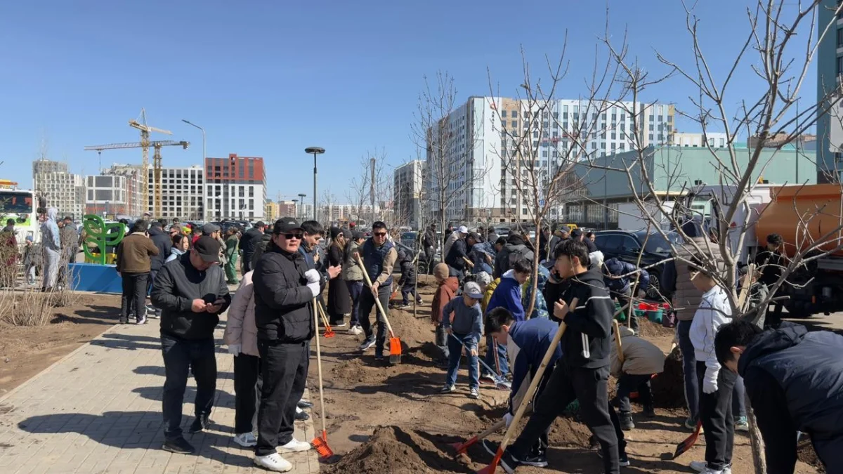 «Таза Қазақстан»: Астанада 5000 әке мен бала ағаш екті