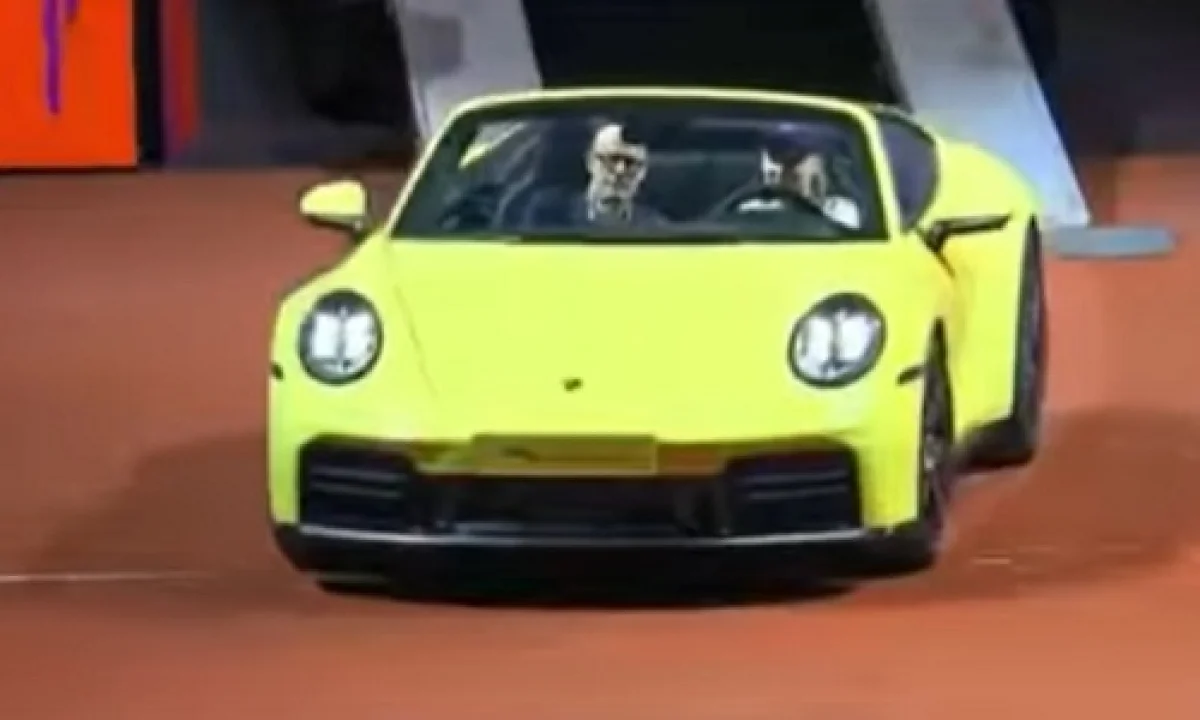 Рыбакина проехалась на выигранном Porsche