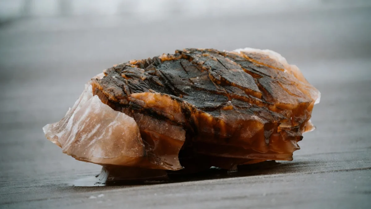 Неизвестная глыба льда пробила крышу дома в США и упала на диван