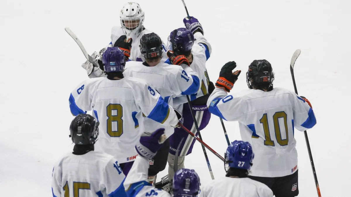 Юношеская сборная Казахстана по хоккею разгромила Польшу 10:2 на чемпионате мира