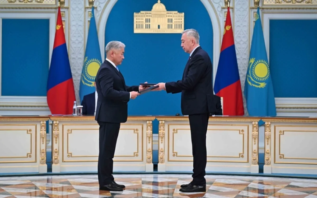 Қазақстан мен Моңғолия арасында 13 құжатқа қол қойылды