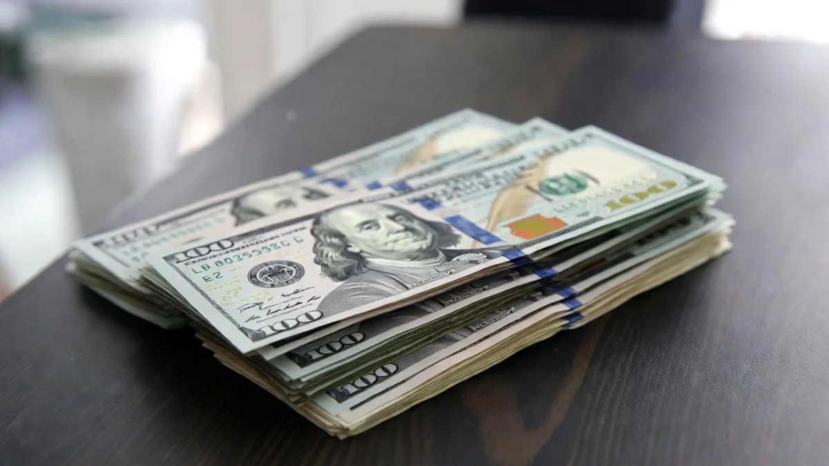 Доллар и евро снизились: Нацбанк обновил курсы валют в Казахстане