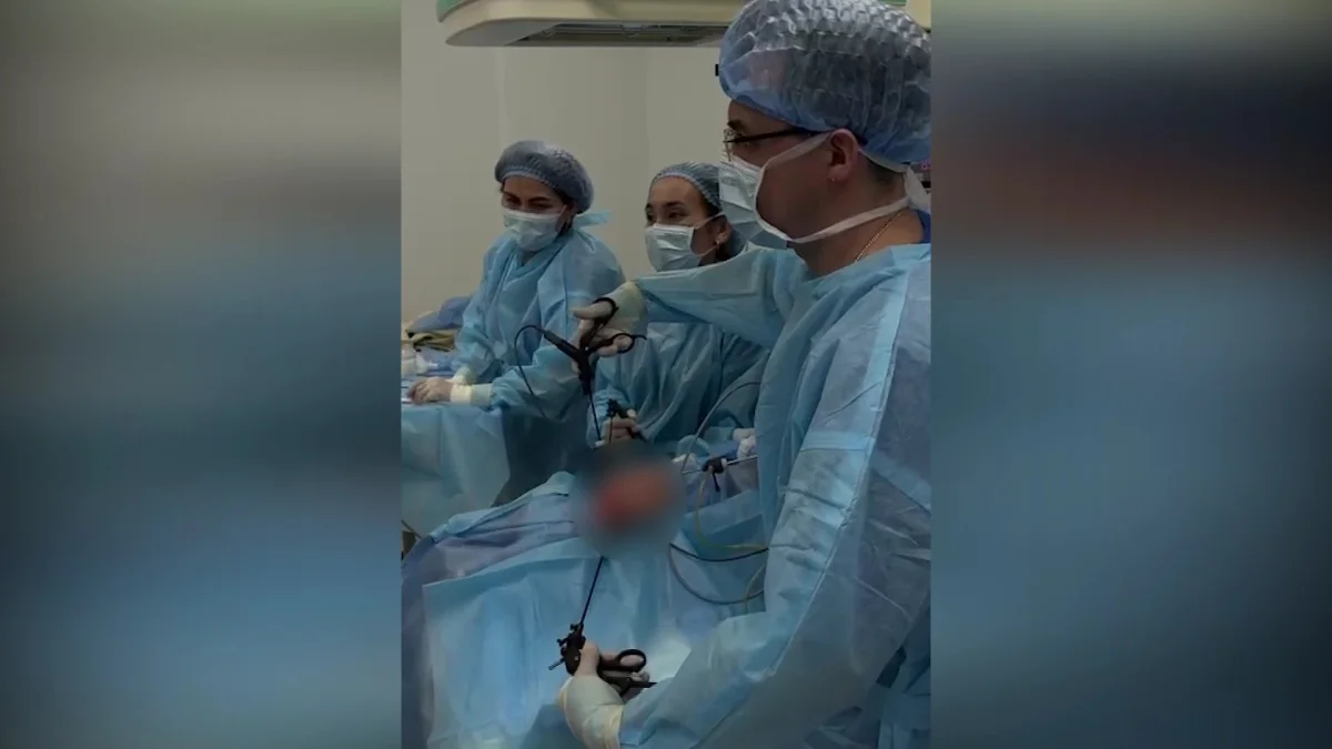 Актюбинские хирурги провели сложную операцию по удалению опухоли у новорожденной девочки