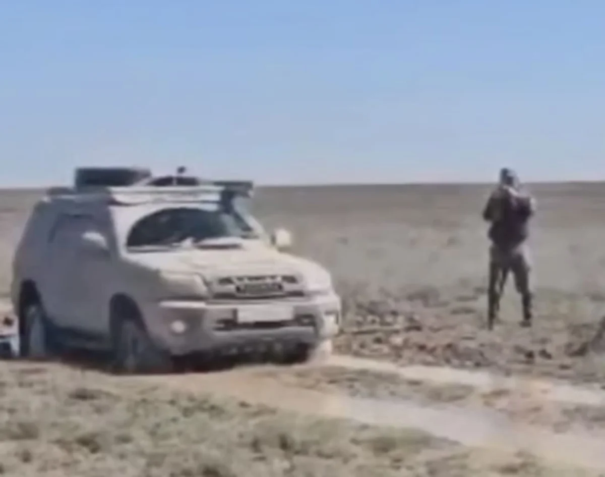 Внедорожники с итальянцами застряли у подземной мечети в Мангистау