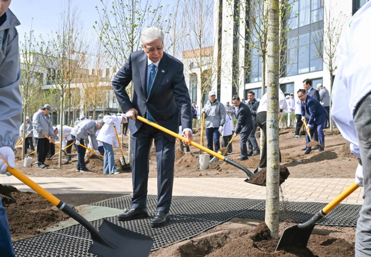 Токаев с экоактивистами посадил дерево