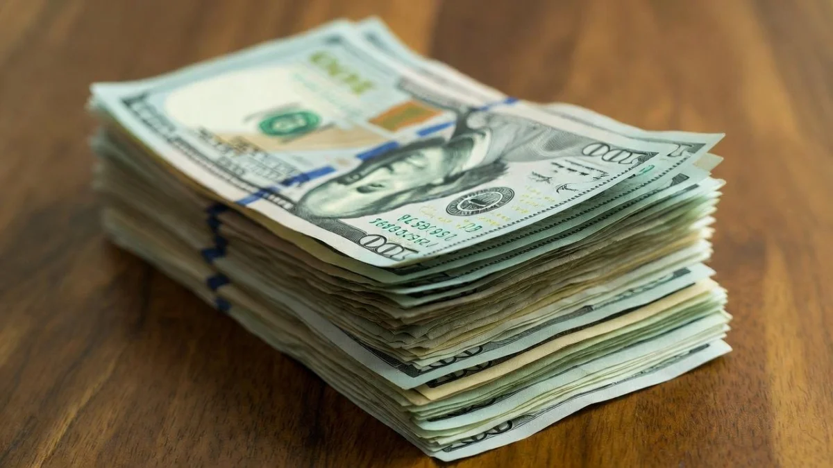 Курсы валют в Казахстане обновились - доллар и евро держатся на высоких отметках