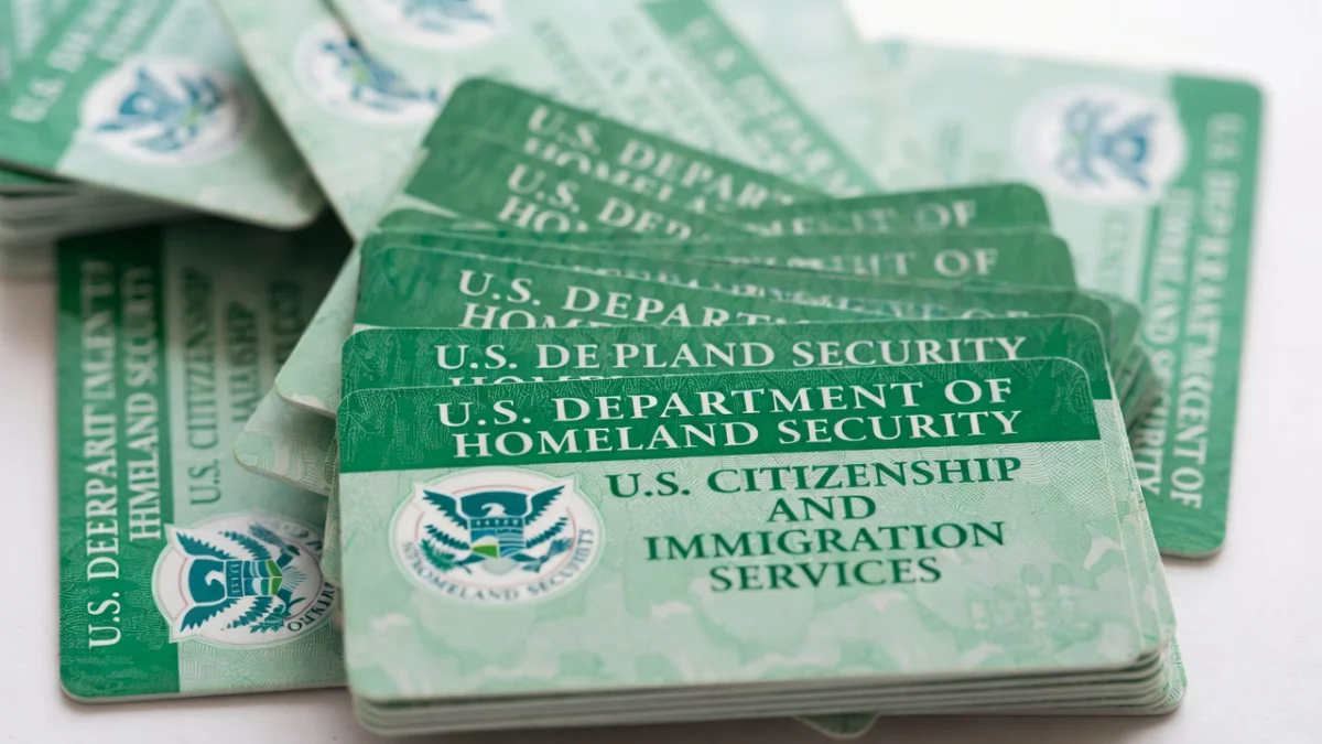 США ужесточили правила получения грин-карт - теперь проверяют соцсети и протестную активность