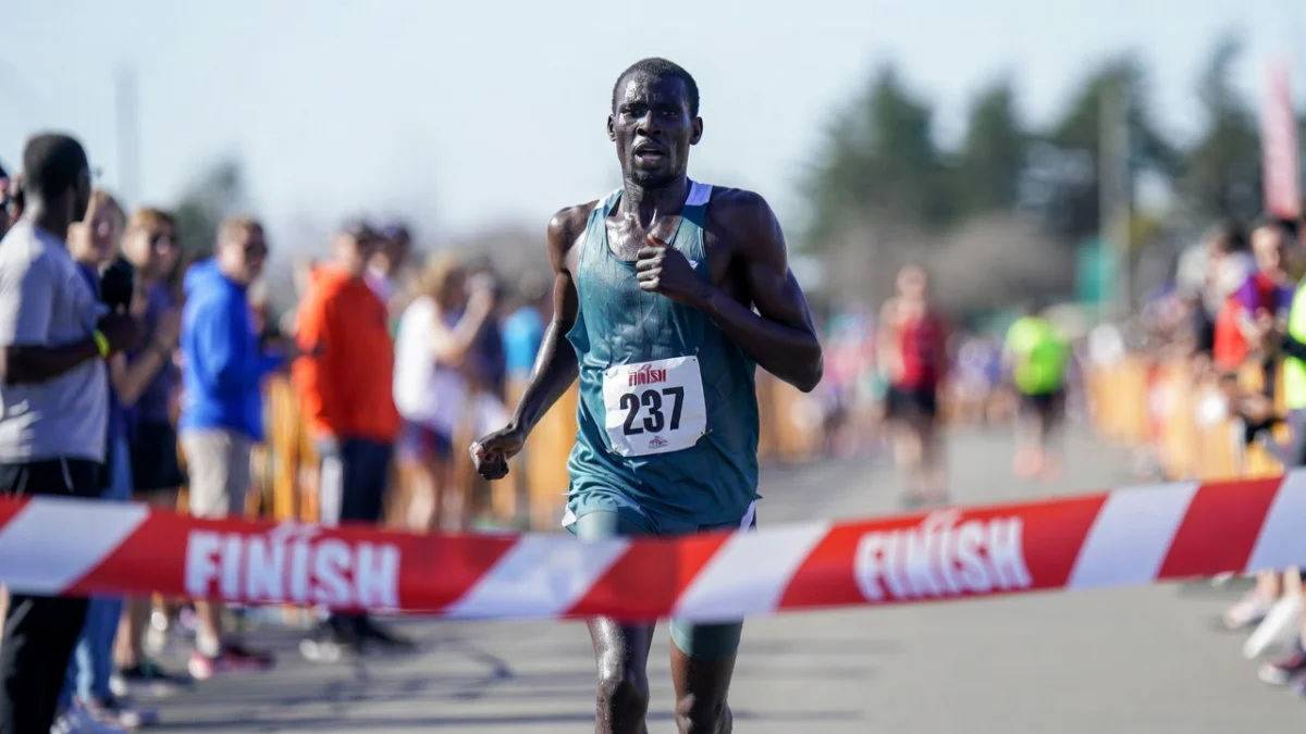 Исторический прорыв в Лондоне - сразу два бегуна впервые выбежали из двух часов