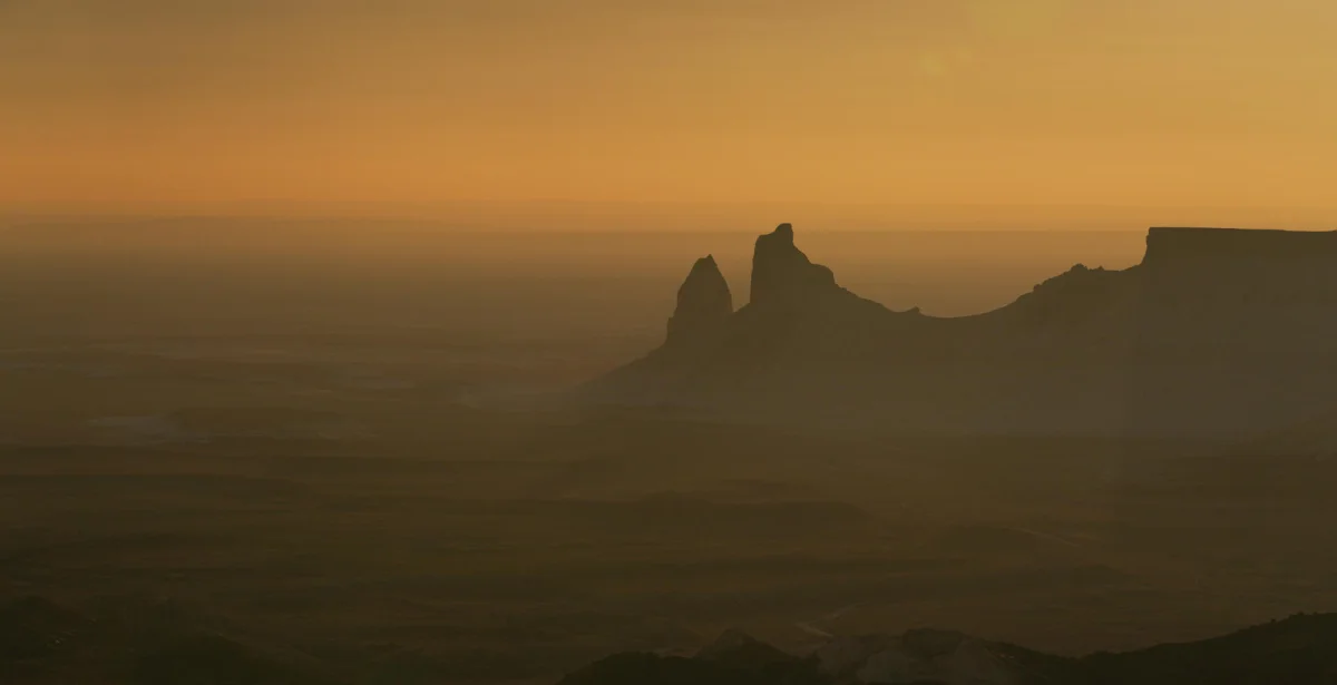Автобусы с десятками туристов застряли в грязи у Бозжыры