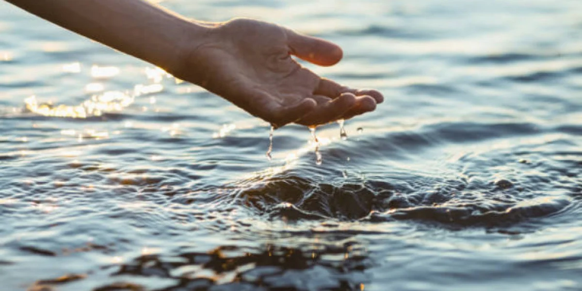 Атырауда көпірден өзенге секірген қыз құтқарылды