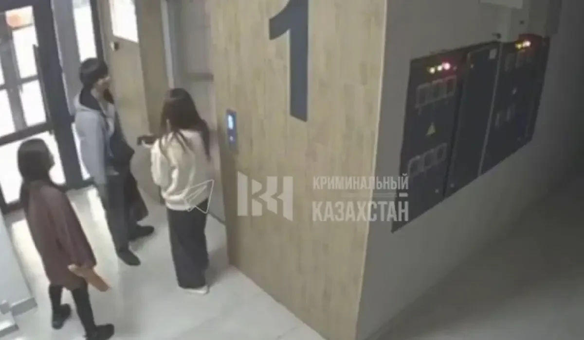 Алматыда ер адам подъезде екі қыз балаға шабуыл жасады